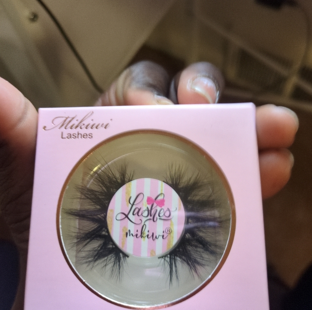 Mink Lashes - Picture 2 of 3
